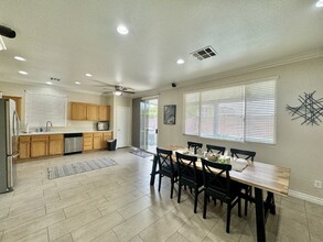8842 Sierra Linda Dr in Las Vegas, NV - Foto de edificio - Building Photo