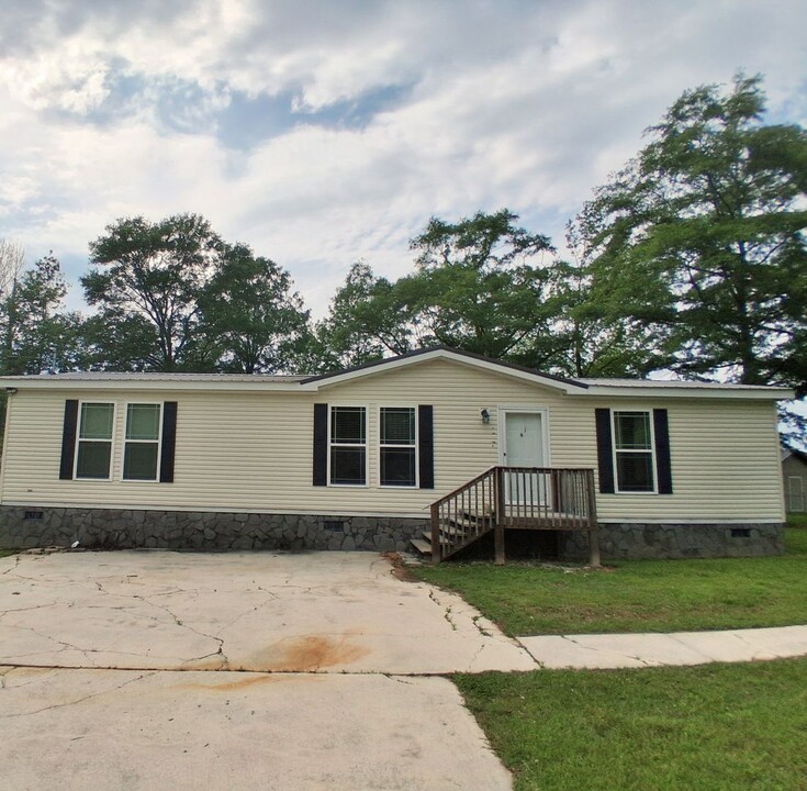 1745 Harts Ferry Rd in Ohatchee, AL - Building Photo