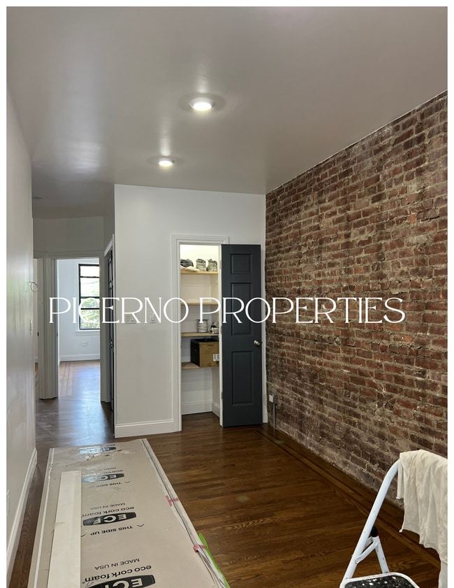 3745 59th St, Unit 1st Flr in Woodside, NY - Building Photo - Building Photo