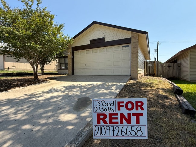 7230 Grassy Trail in San Antonio, TX - Foto de edificio - Building Photo