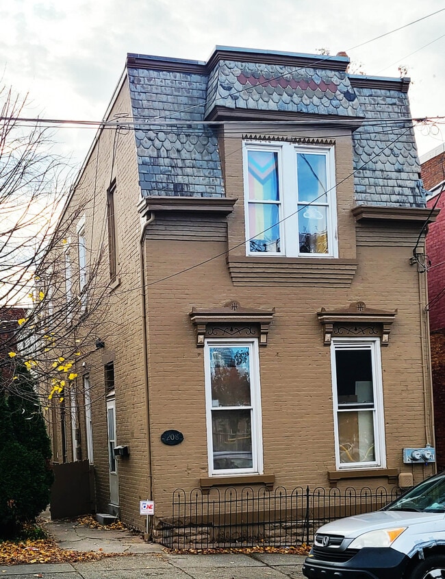 208 E 9th St, Unit 1 in Newport, KY - Foto de edificio - Building Photo