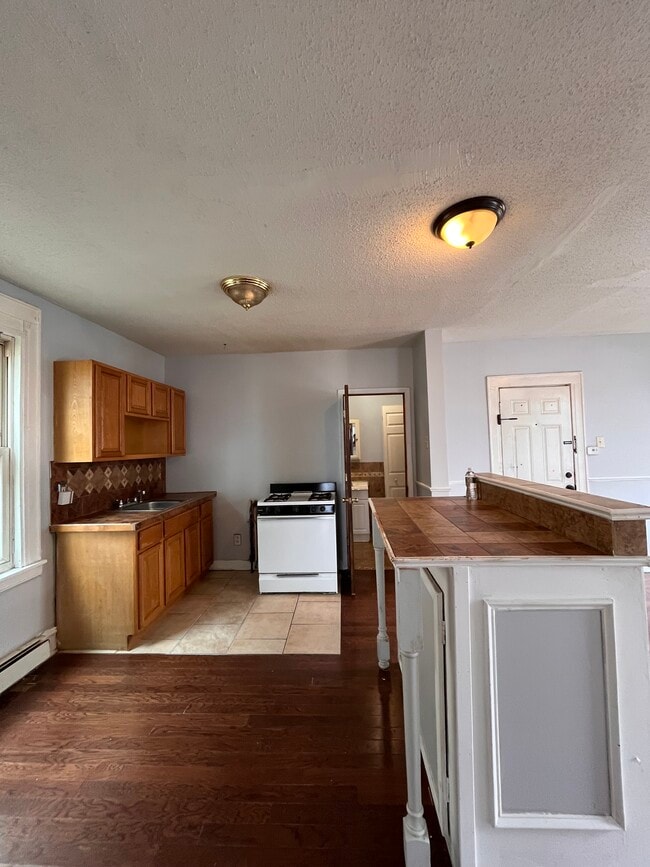 60 Wilkinson Ave, Unit 2L