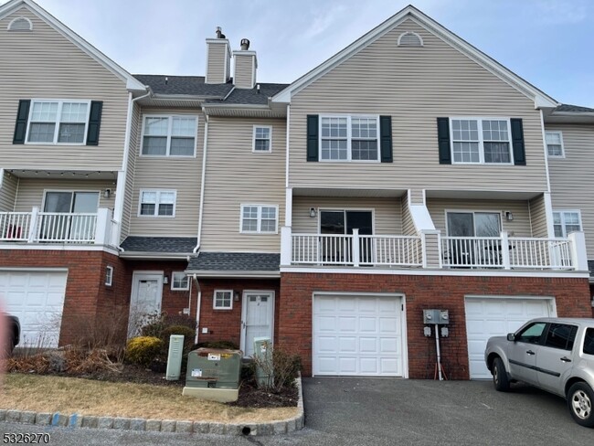 2 Castle Dr in Berkeley Heights, NJ - Building Photo - Building Photo