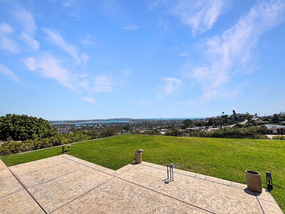 5030 Pacifica Dr in San Diego, CA - Building Photo