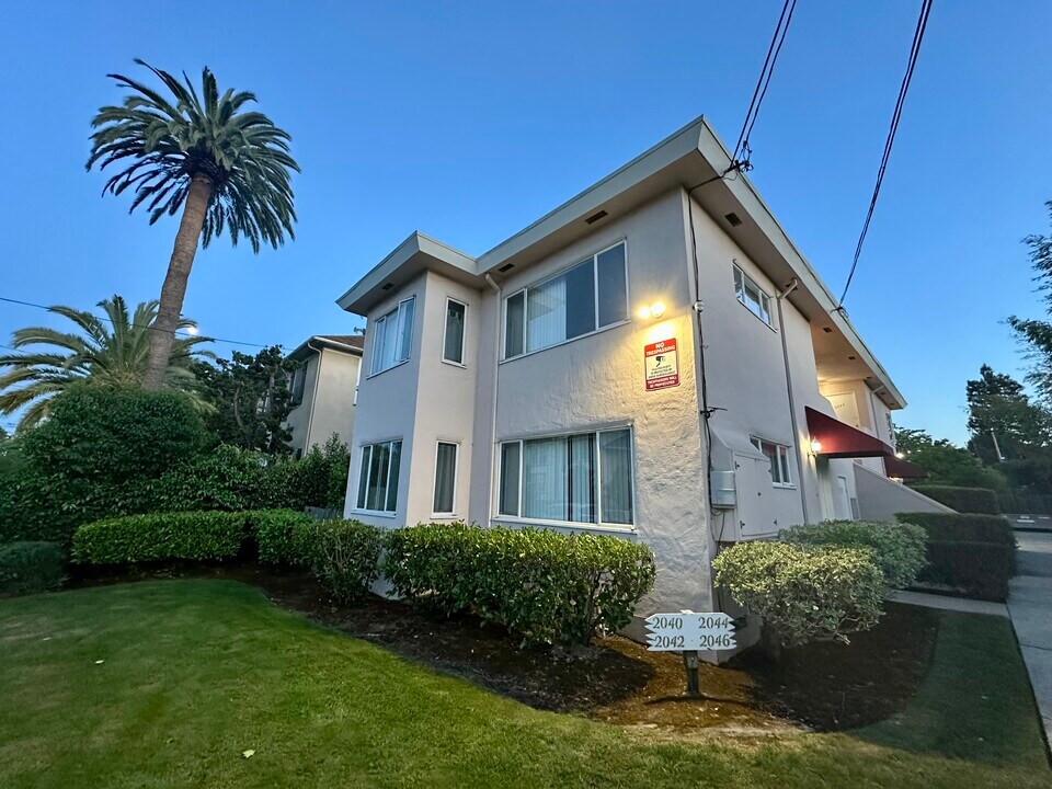 2042 Yale St in Palo Alto, CA - Foto de edificio