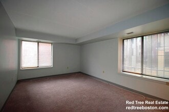 1243 Beacon St, Unit 1B-Brookline in Brookline, MA - Foto de edificio - Building Photo