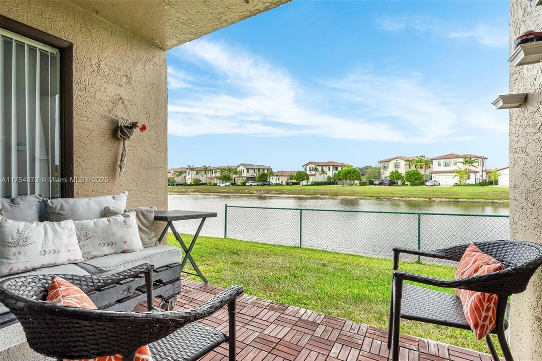 801 SW 113th Way in Pembroke Pines, FL - Building Photo