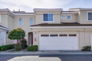 370 Sandhurst Dr in Milpitas, CA - Building Photo