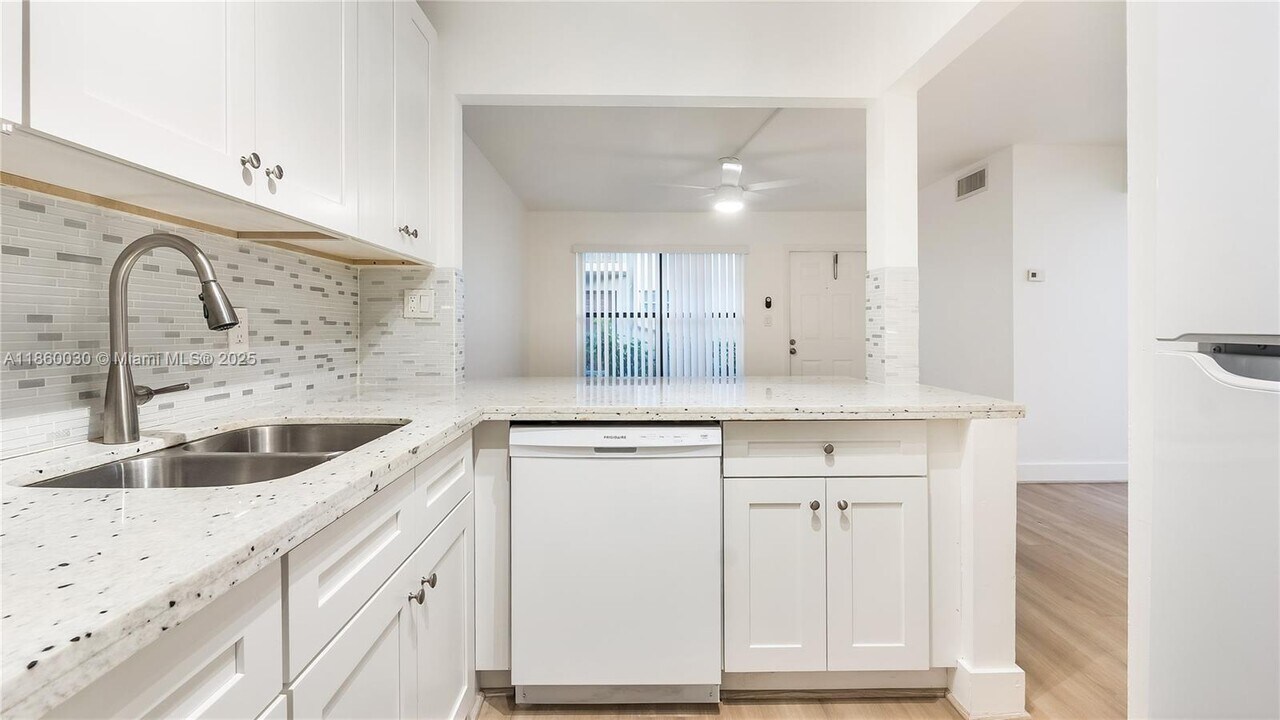 10037 Winding Lake Rd in Sunrise, FL - Building Photo