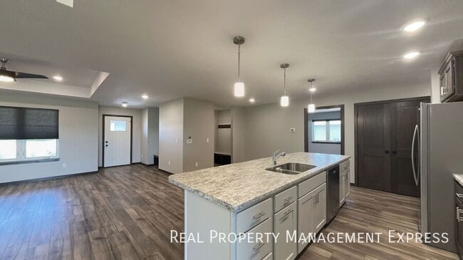 3 Bed 2 Bath Townhome w/ Double Garage in Southeast SF in Sioux Falls, SD - Building Photo - Building Photo