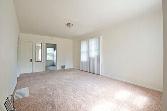 18 8th Ave NW in Minot, ND - Foto de edificio - Building Photo