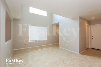 7616 Highland Pony St in Las Vegas, NV - Foto de edificio - Building Photo