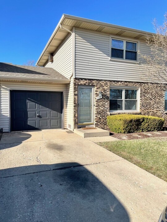 738 Oakton Rd in Montgomery, IL - Building Photo