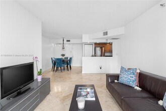 1621 Bay Rd in Miami Beach, FL - Building Photo - Building Photo