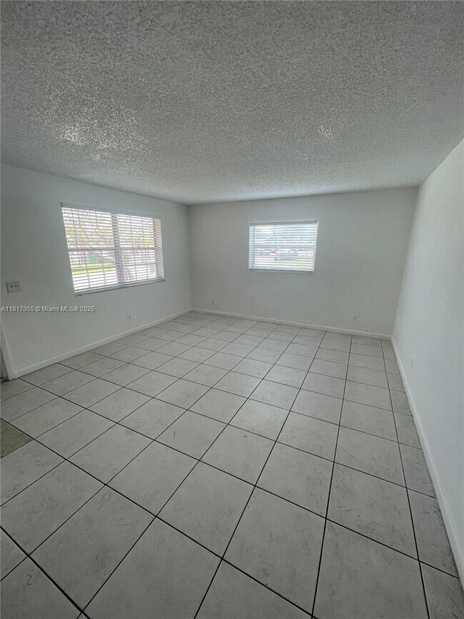 6034 SW 37th St in Miramar, FL - Building Photo - Building Photo