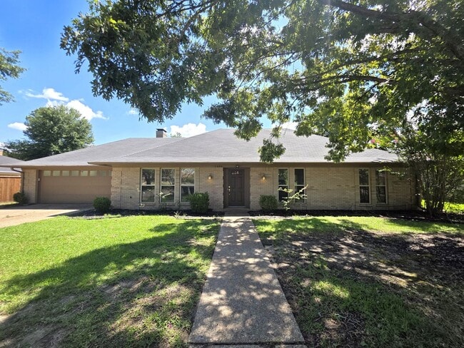 1404 Woodbridge Dr