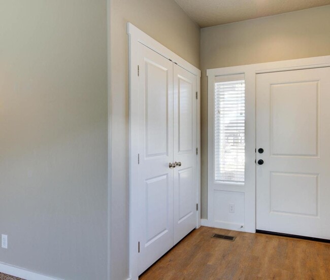 5587 W Song Sparrow St in Garden City, ID - Building Photo - Building Photo