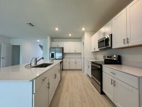 11661 Radiant Shr Lp in San Antonio, FL - Building Photo - Building Photo