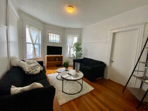 27 Fainwood Cir, Unit 1 in Cambridge, MA - Building Photo - Building Photo