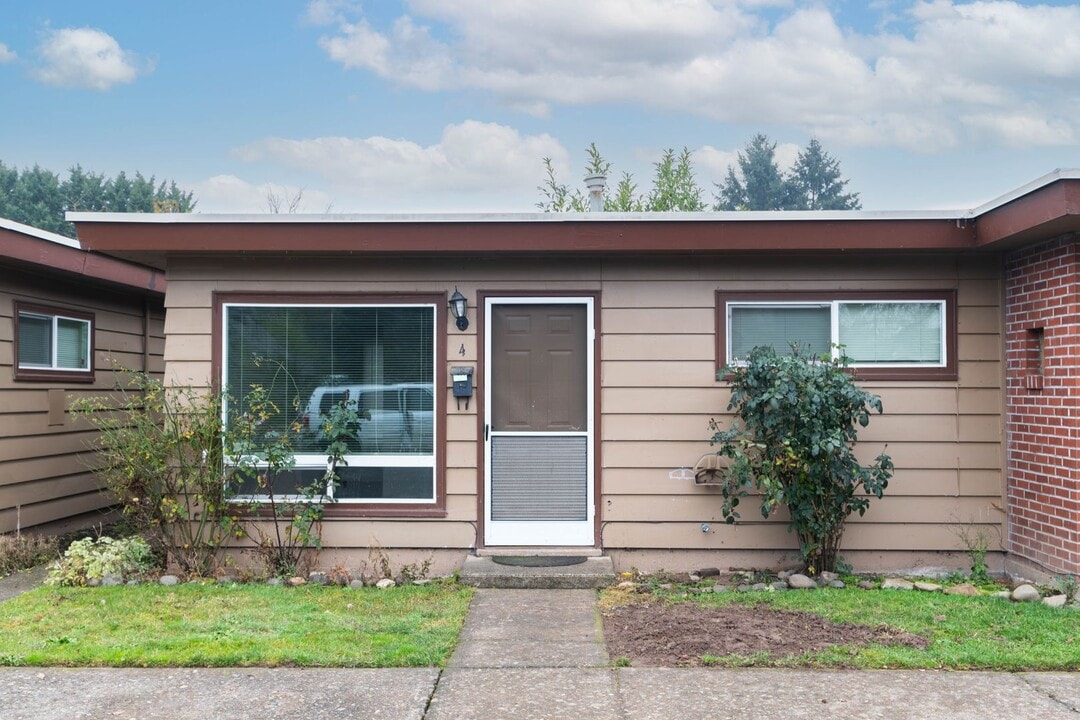 152 E Milton St in Lebanon, OR - Building Photo