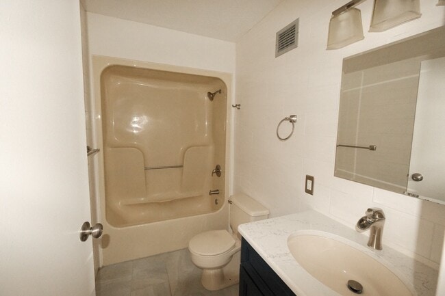 10 N Wood Ave, Unit 419 in Linden, NJ - Foto de edificio - Building Photo