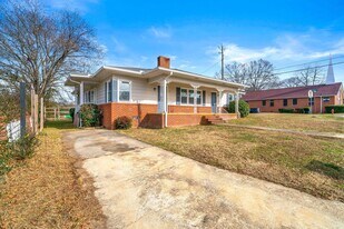 227-229 M L King Blvd in Cedartown, GA - Building Photo