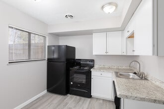 Village Square Townhomes in Cincinnati, OH - Building Photo - Interior Photo