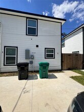 8109 Denton St in Houston, TX - Foto de edificio - Building Photo