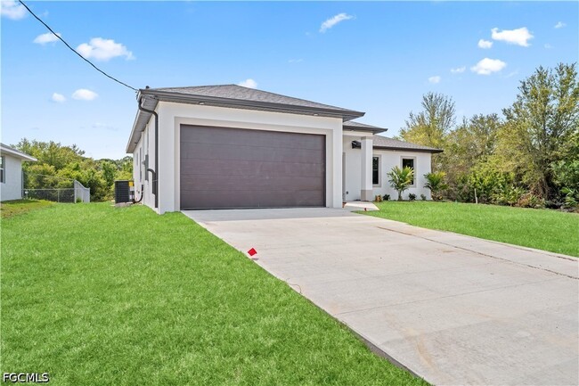 2705 Darlene Pl in Lehigh Acres, FL - Building Photo - Building Photo