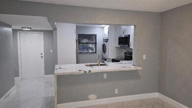 3000 Riverside Dr in Coral Springs, FL - Building Photo - Building Photo