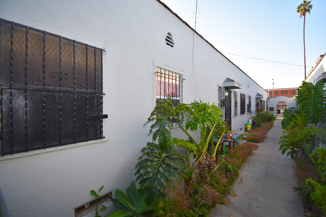 947 W 68th St in Los Angeles, CA - Building Photo - Building Photo