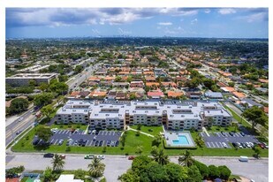 10300 SW 24th St, Unit C25 in Miami, FL - Building Photo