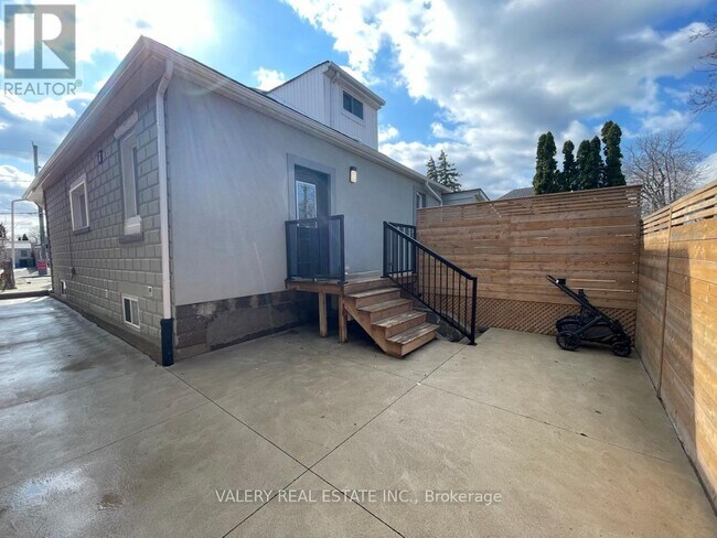 520 Cochrane Rd in Hamilton, ON - Building Photo - Building Photo