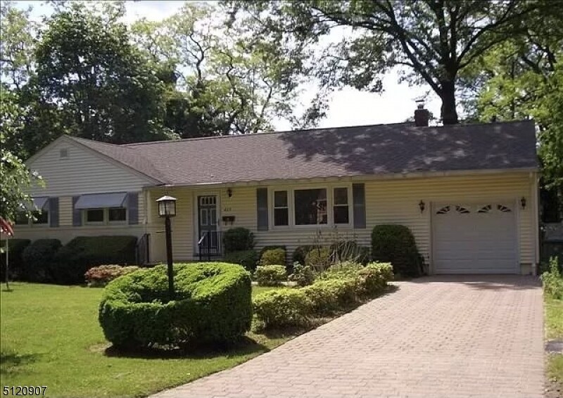 425 Cedar Ave in Paramus, NJ - Building Photo