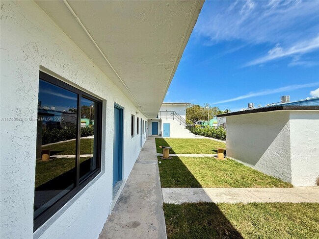180 NE 57th St-Unit -1 in Miami, FL - Building Photo - Building Photo
