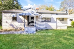 211 Meadowdale Dr in Warner Robins, GA - Building Photo