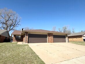 9821 Larkspur Ln in Oklahoma City, OK - Foto de edificio - Building Photo