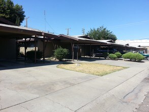 519-525 E Cypress Ave in Visalia, CA - Foto de edificio - Building Photo