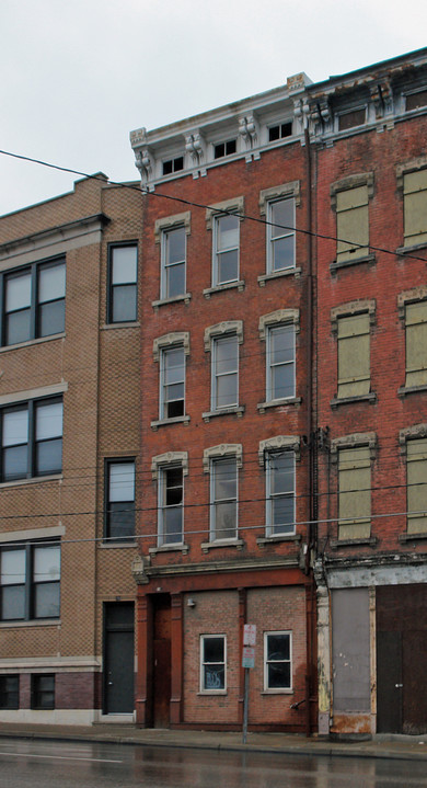214 W Liberty St in Cincinnati, OH - Foto de edificio