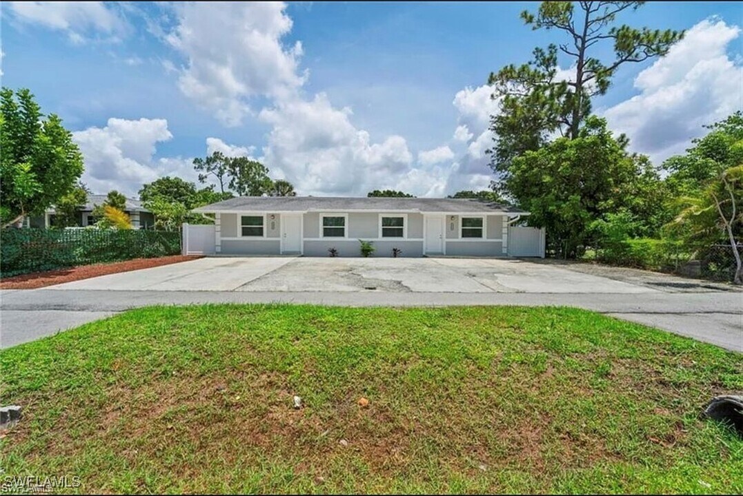 4415 Thomasson Ln in Naples, FL - Building Photo