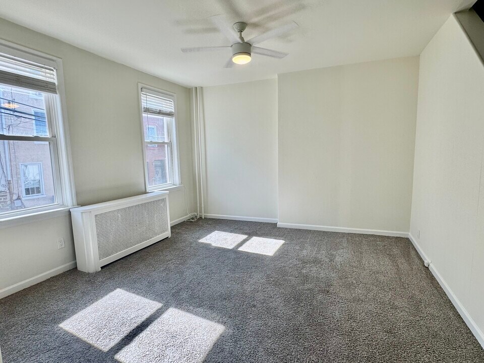 128 Gay St in Philadelphia, PA - Building Photo