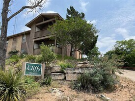 1713 Hiawatha Dr in Kerrville, TX - Building Photo