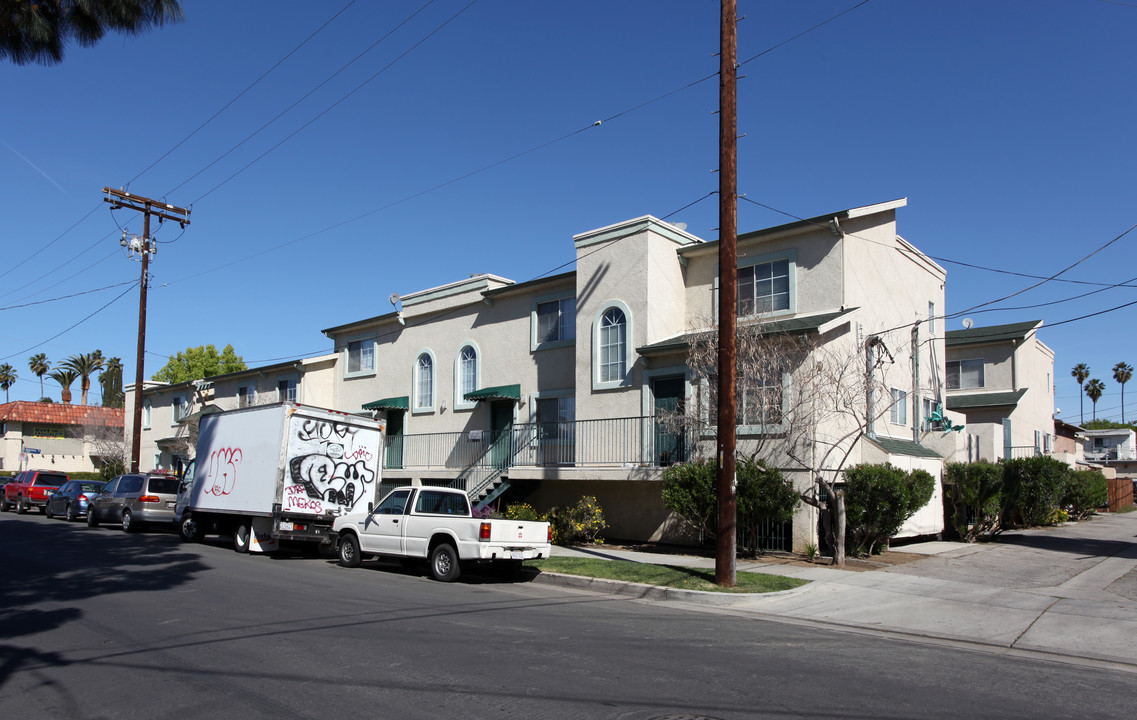 El Corazon Apartments in Canoga Park, CA - Foto de edificio