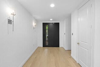 8800 Woodway Dr in Houston, TX - Building Photo - Building Photo