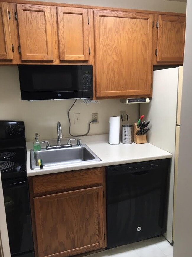 1735 N Rhodes St, Unit 237 in Arlington, VA - Foto de edificio - Building Photo