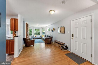7911 Roswell Dr in Falls Church, VA - Building Photo - Building Photo