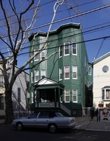 186 Manhattan Ave in Jersey City, NJ - Building Photo