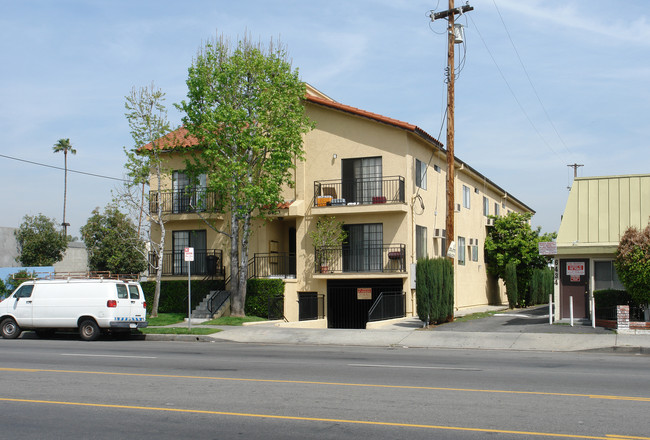 6450 Woodman Ave in Van Nuys, CA - Foto de edificio - Building Photo