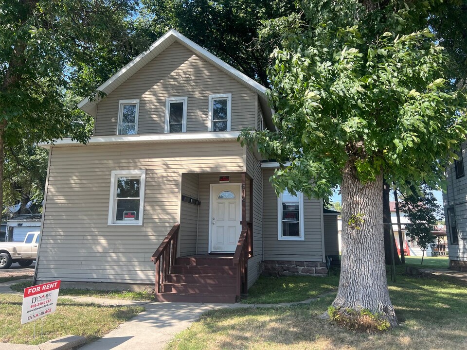 612 W 11th St in Sioux Falls, SD - Building Photo