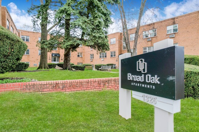 Broad Oaks Apartments in Philadelphia, PA - Building Photo - Building Photo